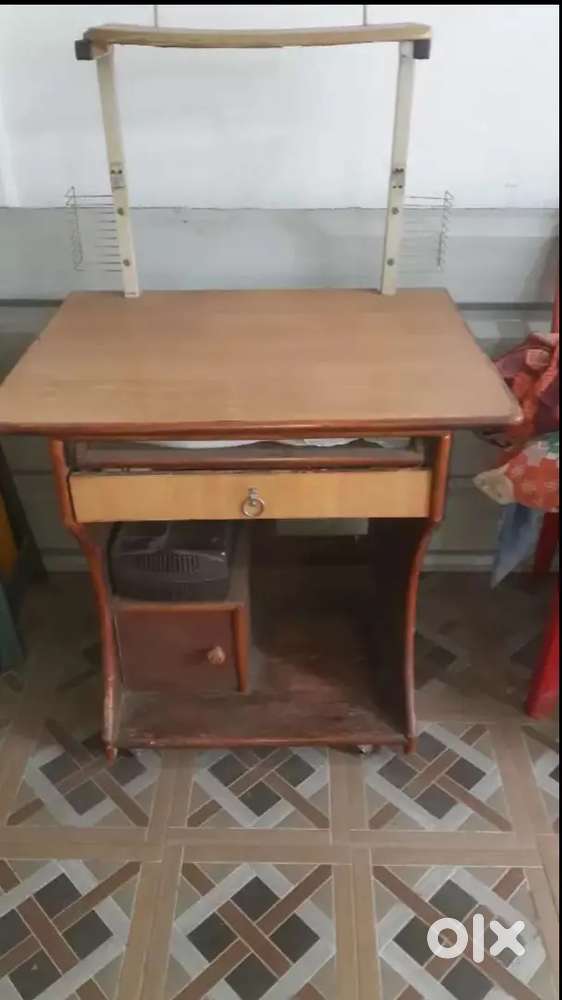Computer table