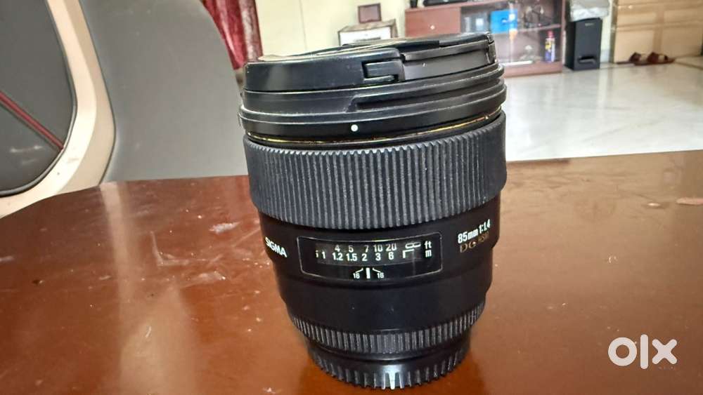 Sigma 85mm 1:1.4 DG HSM LENS CANON MOUNT WITH FRONT AND BACK CAP IN EX