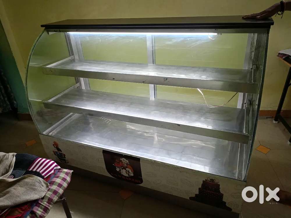 Cake display counter
