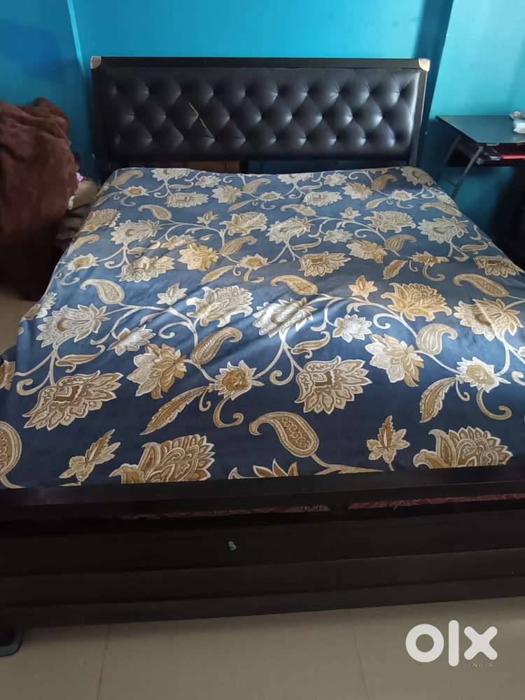 Queen size metal bed with hydraulic