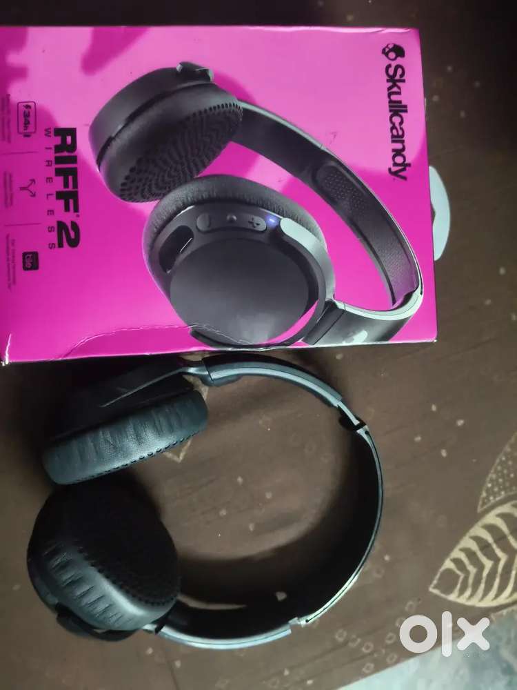 Brand new head phone orginal price is 17000 i will give 2000 discount