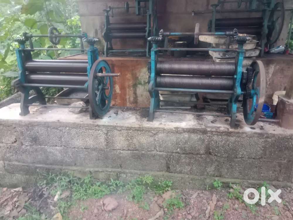 Manual rubber sheet roller