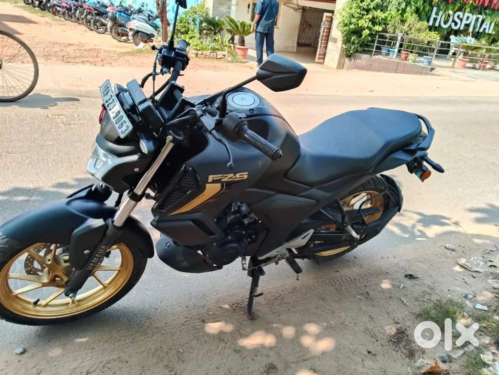 Yamaha FZS 2024 just running 12500 not a single scratch