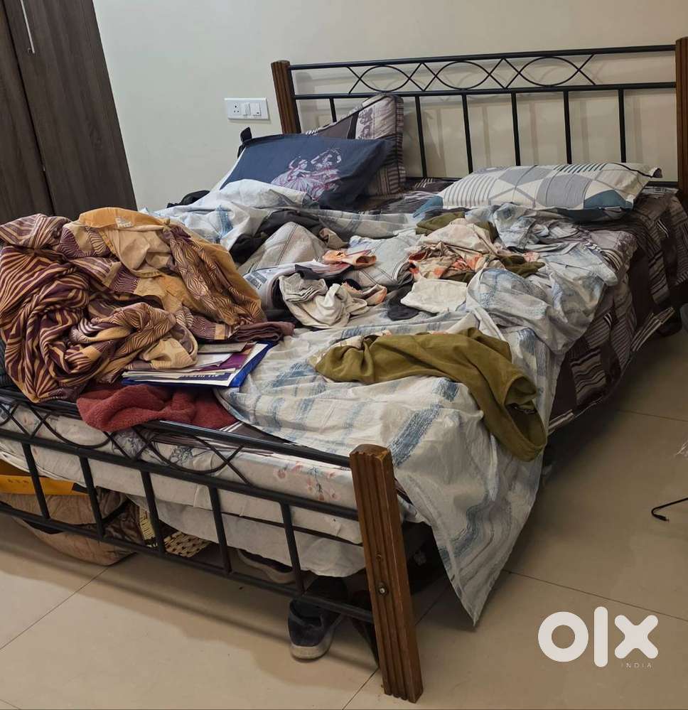 2x 1.5tn Inv. Split AC, 3 Beds & mattress, Refrigerator