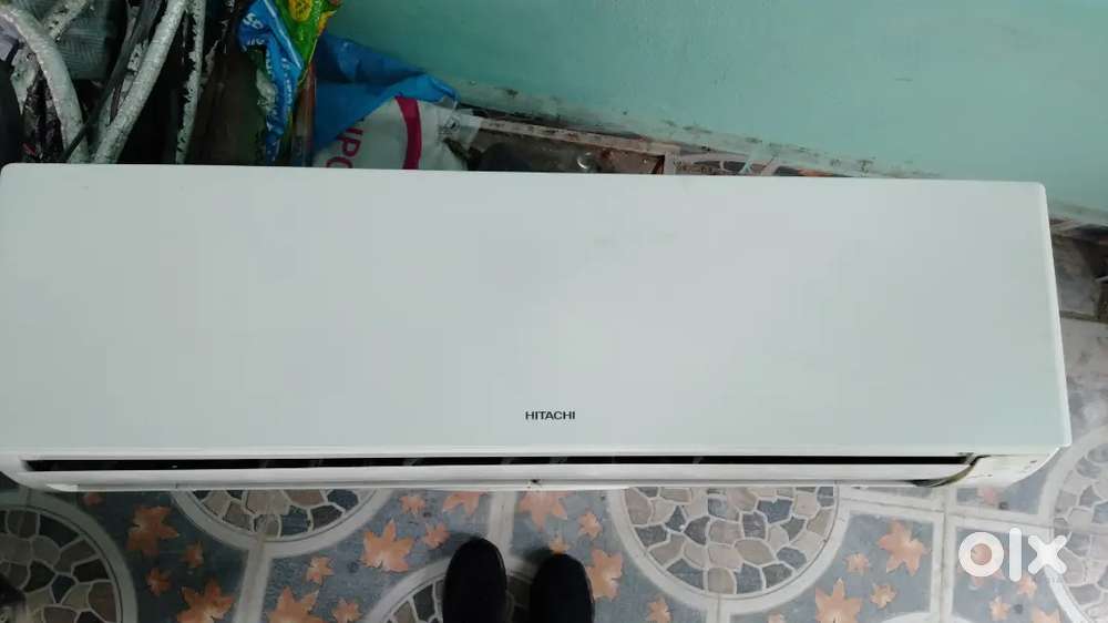 Hitachi split AC 1.5 ton, good condition.