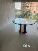Round dining table