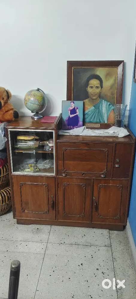 সেগুন কাঠের শোকেস ও রট আয়রনের খাবার টেবিল চেয়ার সহ বিকৃয়