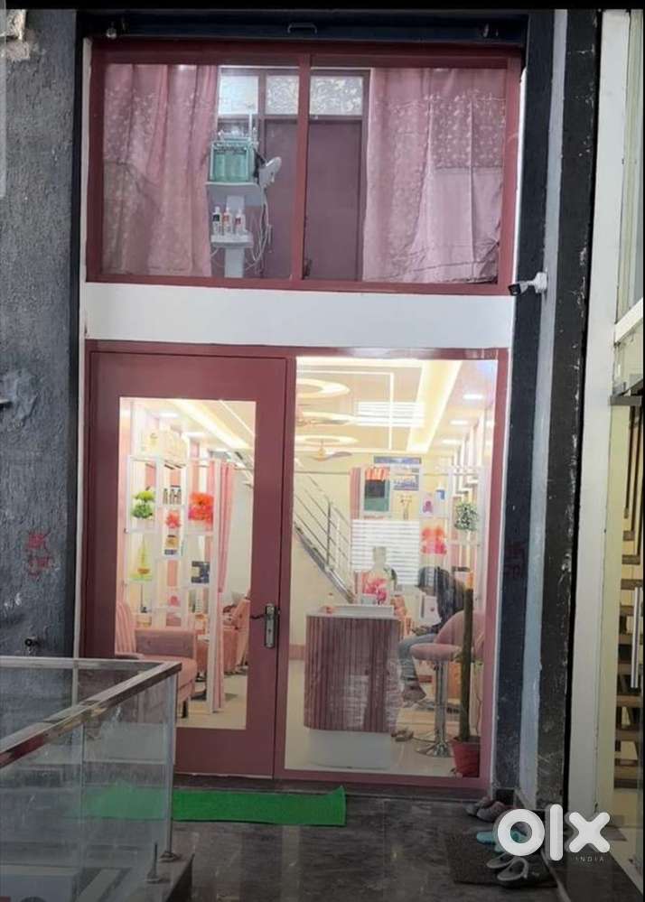 Staff for unisex salon