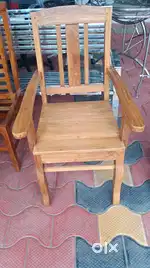 കയ്യുള്ള കയ്യുള്ള തടി കസേര പഴയത് ആവശ്യമുണ്ട്