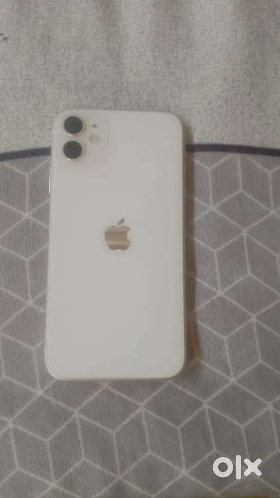iPhone 11 128 bh 75 scratchless condition