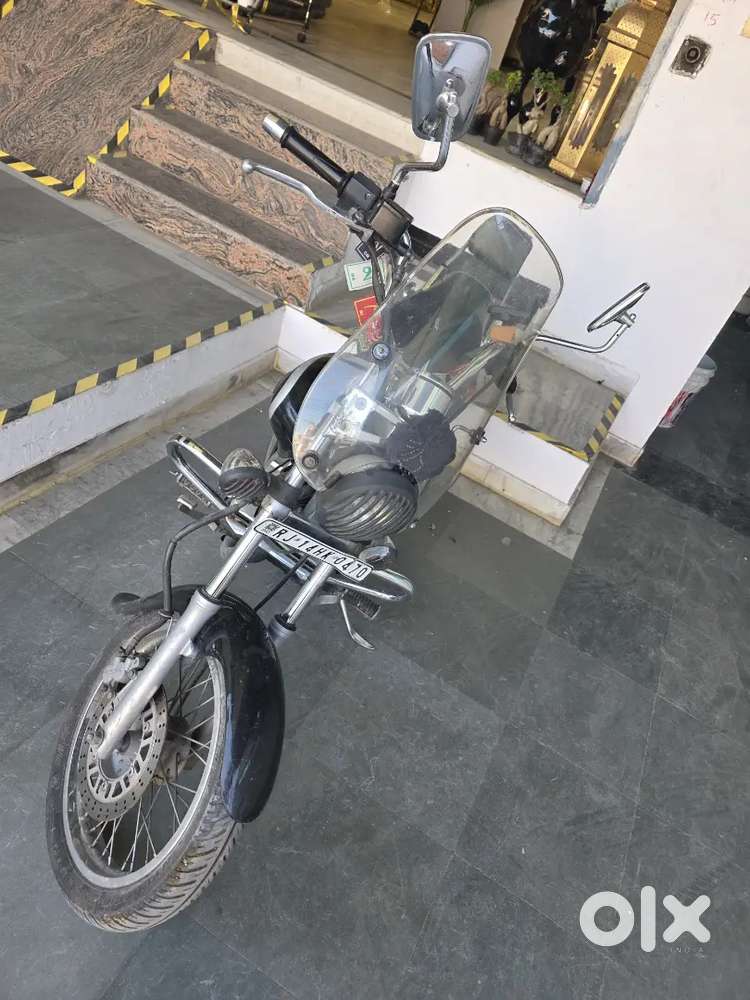 BLACK COLOUR BAJAJ AVANGER