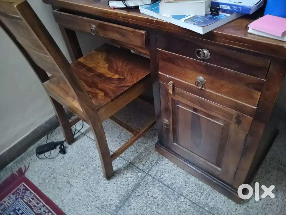 New Study table in very good condition