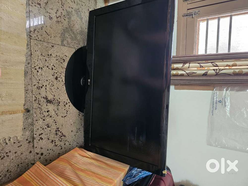 42 inch 12 year lg tv in working condition with power cable and remote