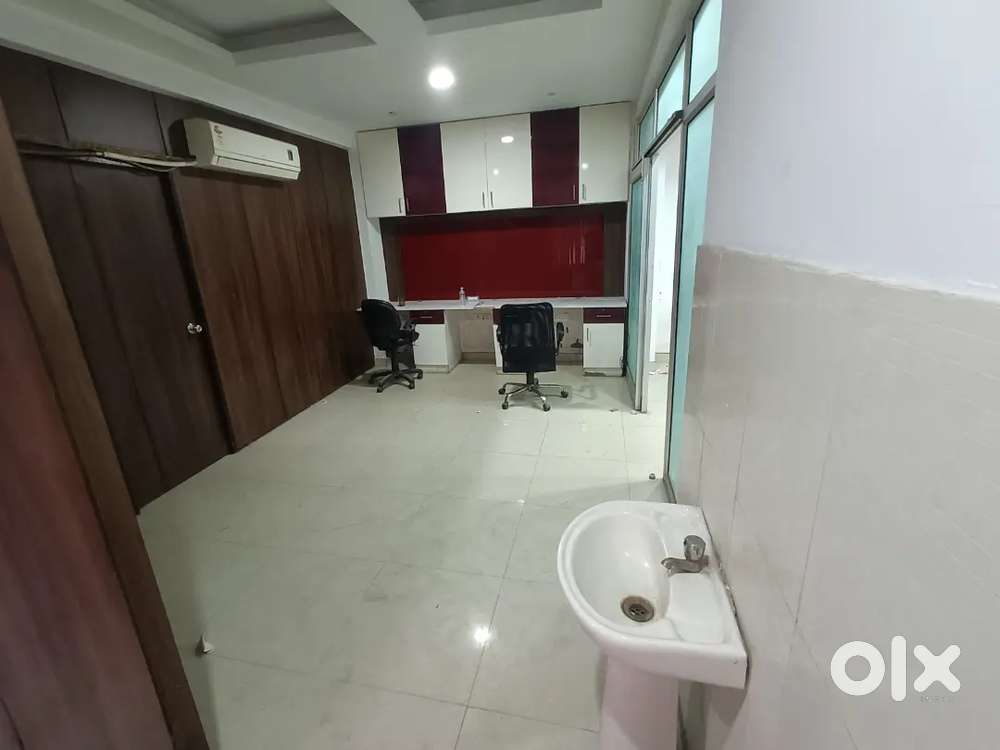Well furnished AC office available in Hazratganj