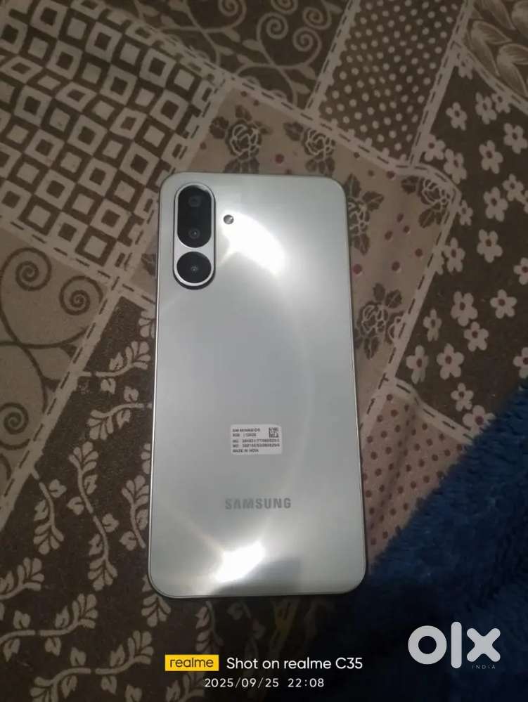 2day old serene green with all accessories 8ram 128gb