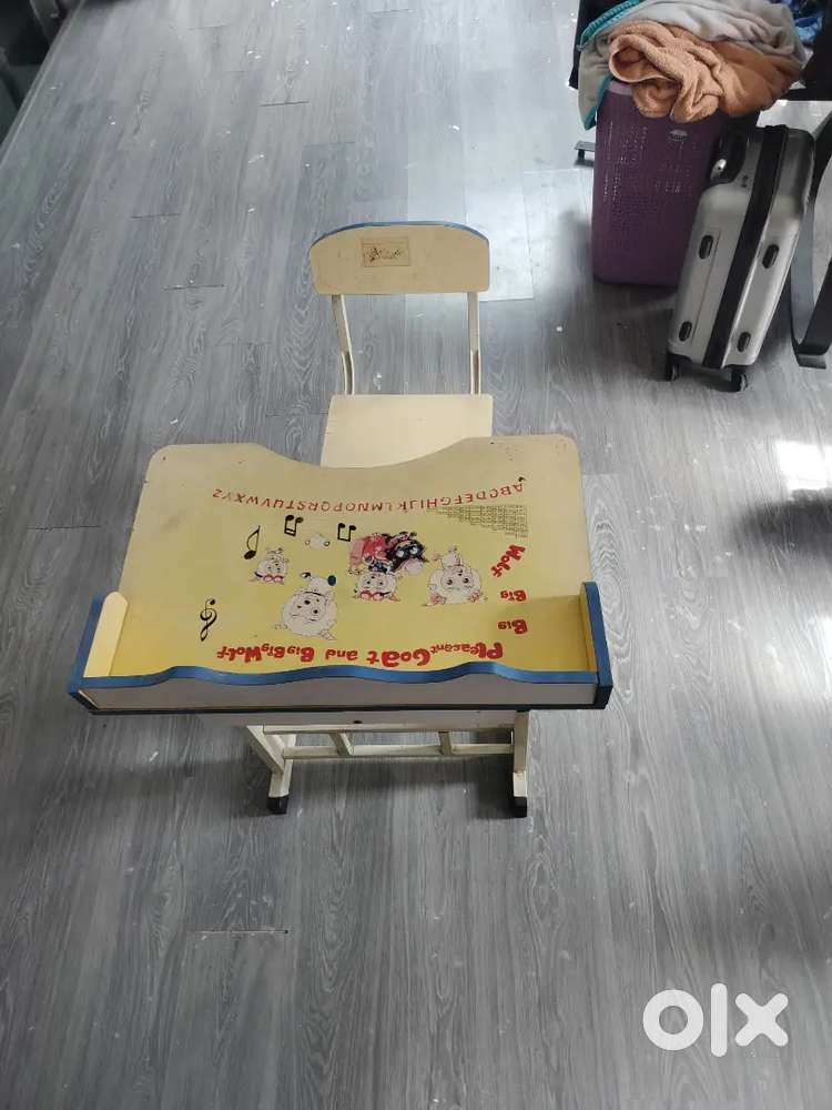 Kids study table and chair