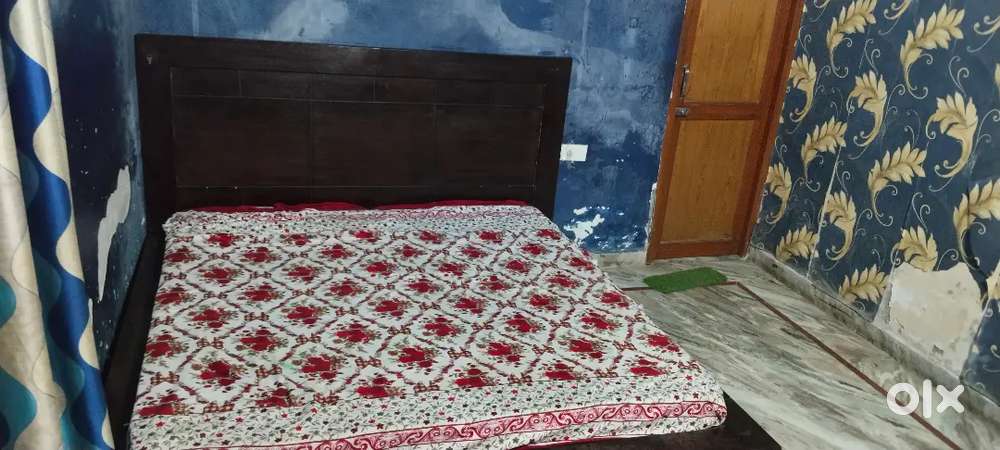 Pura Ghar bhi hai or single room bhi hai