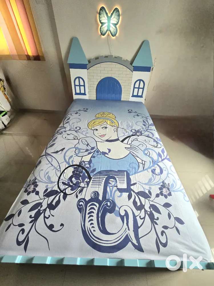 Beautiful kids room queen size castle bed with bed railing