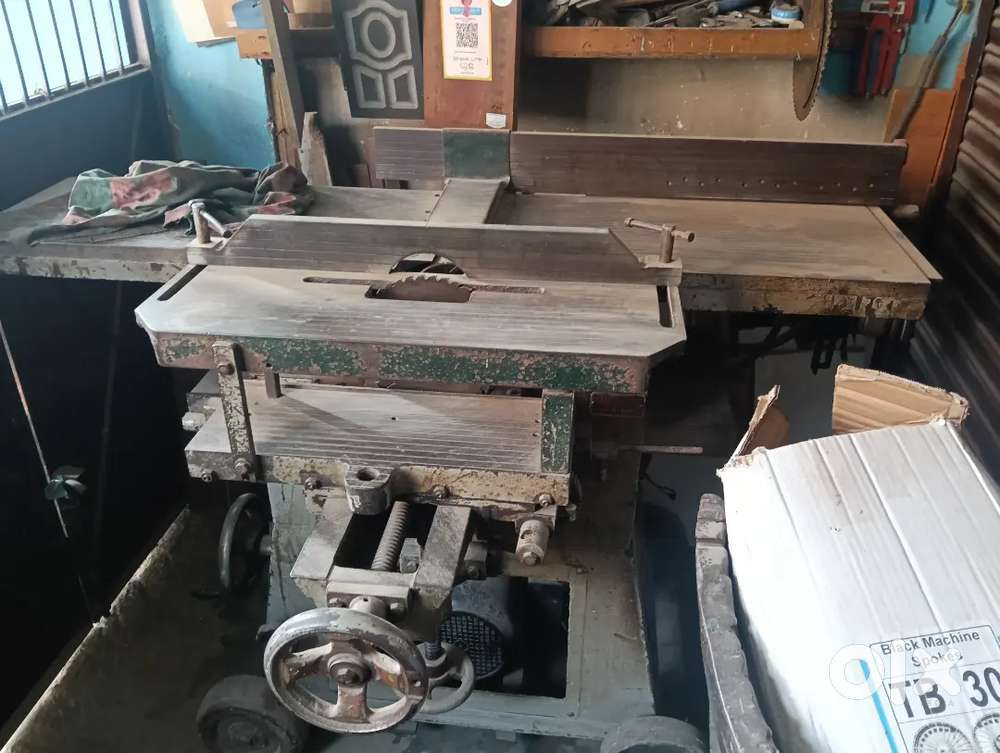 Wood cutting machine