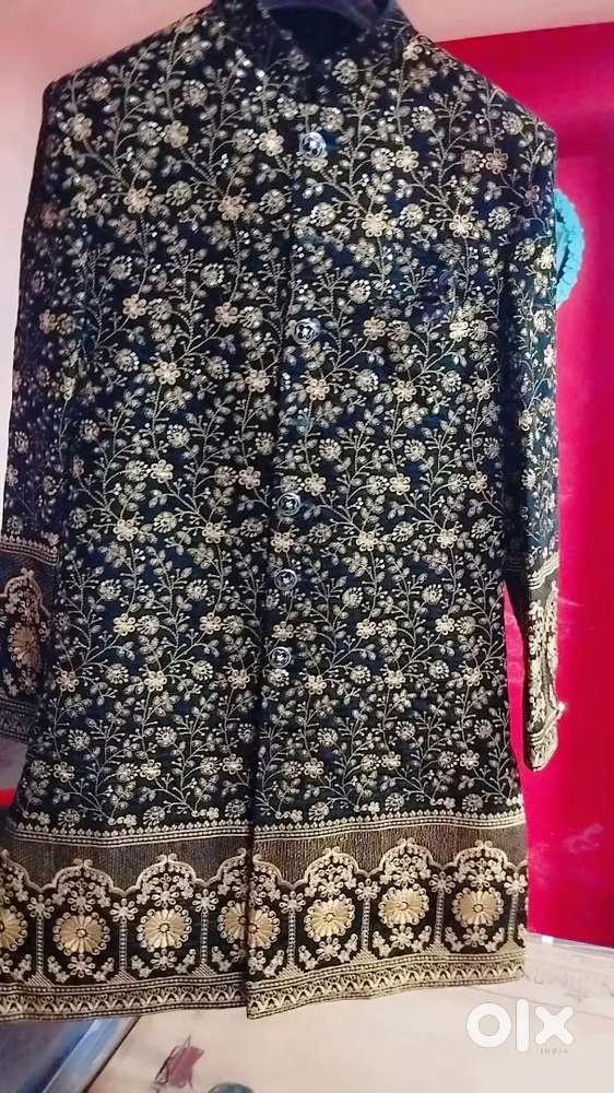 Western and paijama pura set hai  size XL bas 2 ghante pahene hai