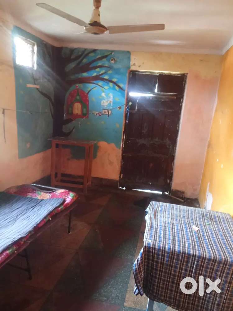 Single room without kitchen fan bed 2 table