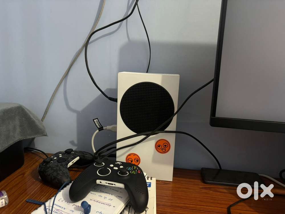 Xbox series S with 2 original controllers (Spotless)