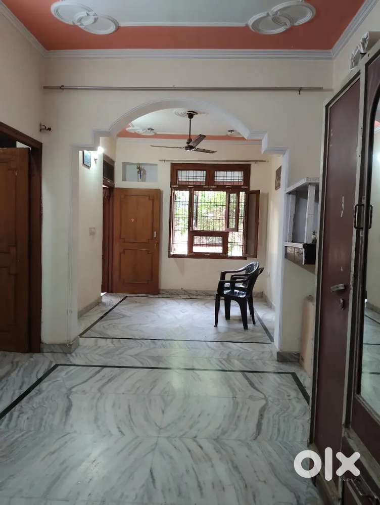 Room available in jankipuram sec 6 near Dronacharya academy