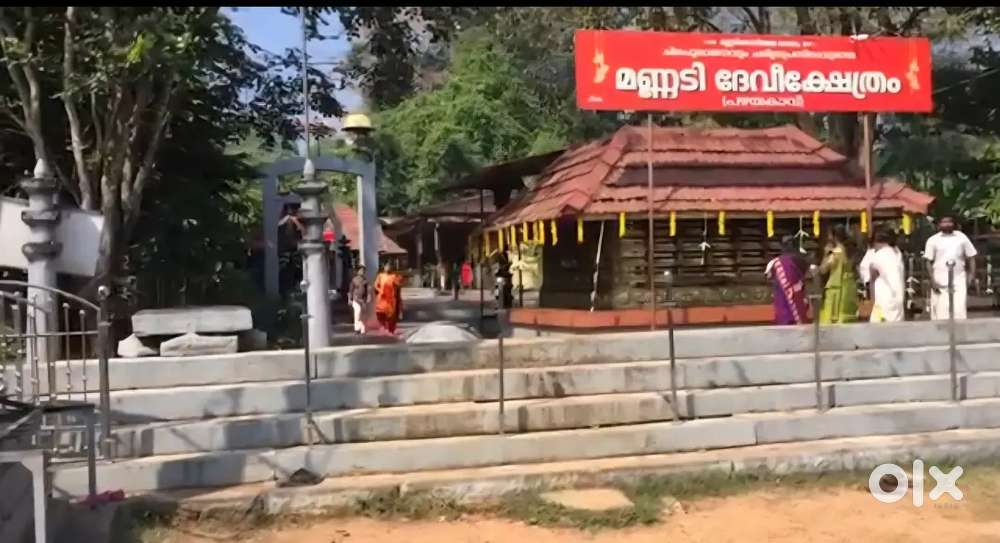 മണ്ണടി പഴയകാവ്  ദേവീക്ഷേത്രത്തിനു  സമീപം