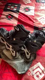 Inline skating shoes