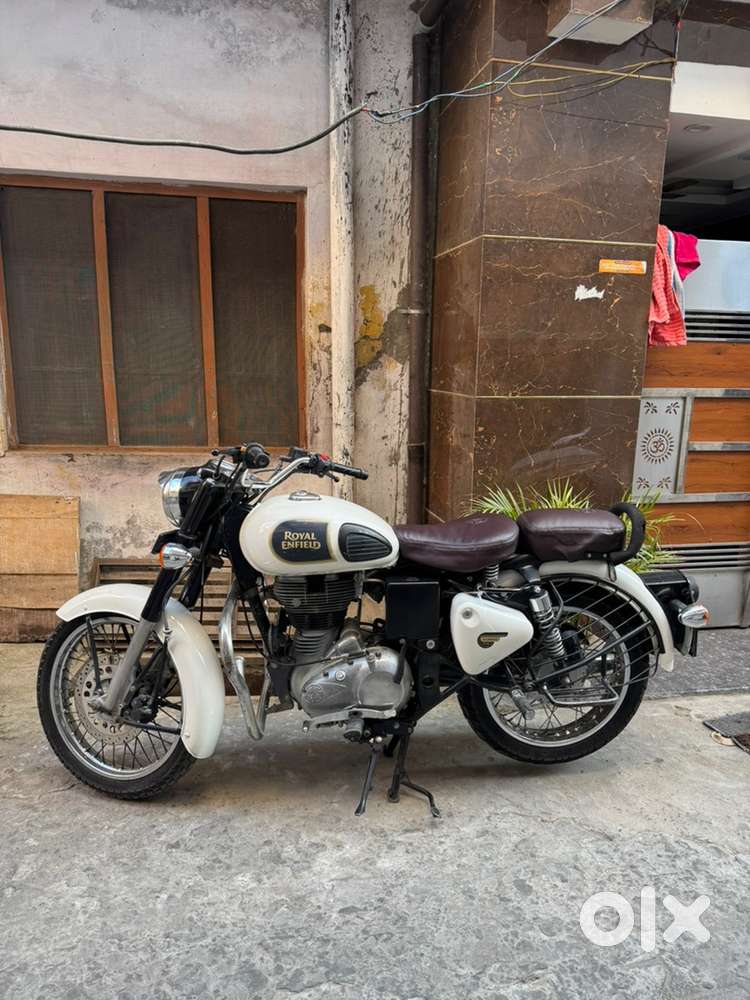 Ash Colour(white)Bullet classic 350.Available in Best Condition