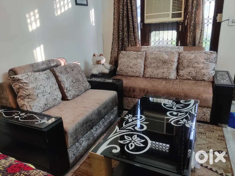 7 Seater sofa set with centeral table