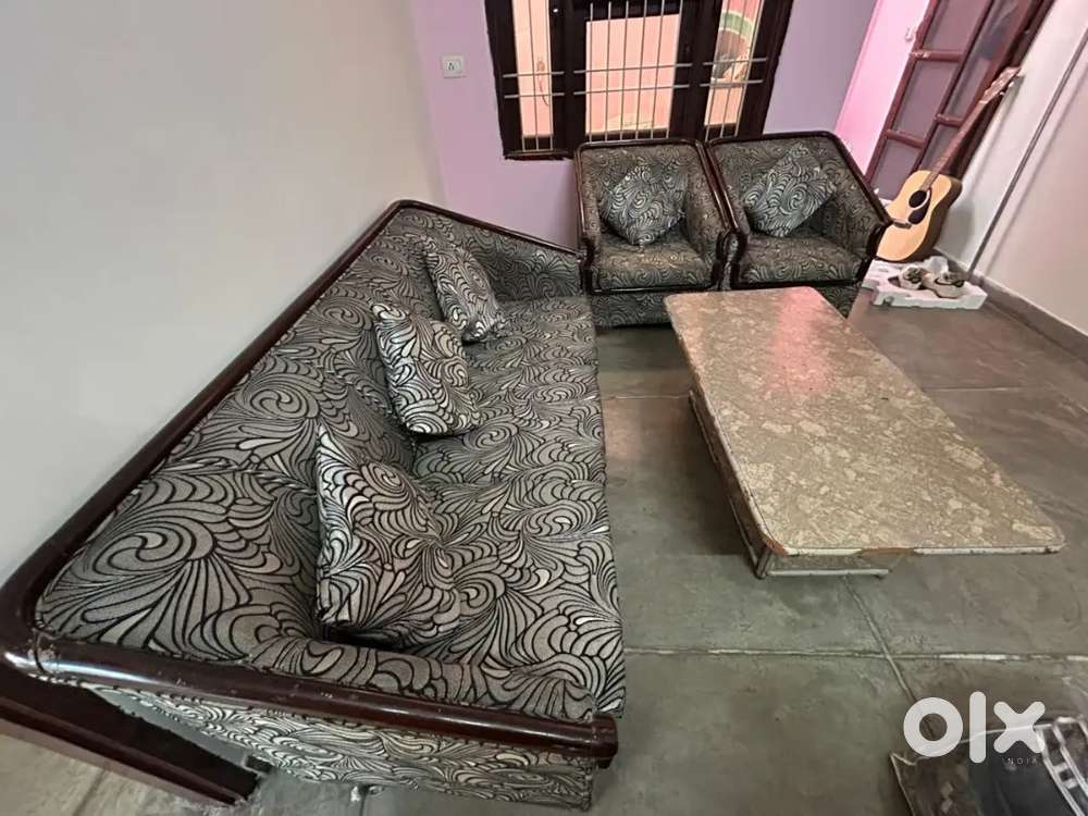 Sofa set 5 seater with center table