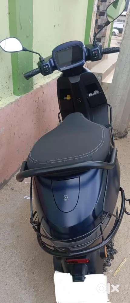 Showroom track neat condition battery waranty 8 yrs