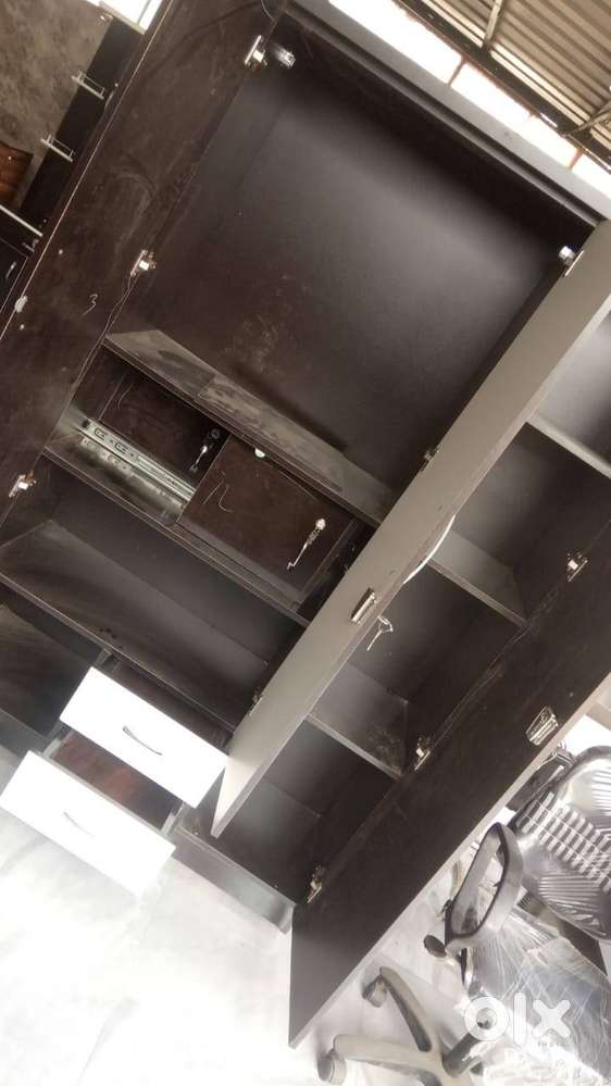 Wardrobe 3 door  Comes with mirror on it  Free home delivery