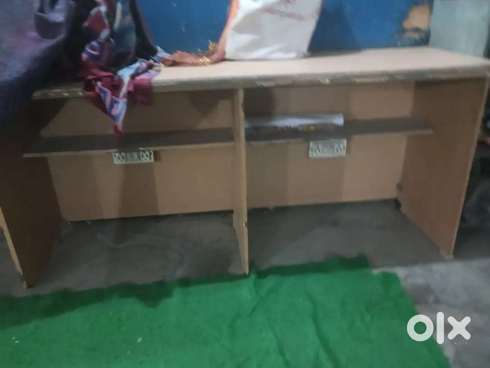 3 lag sakte hai institute ke liya computer table