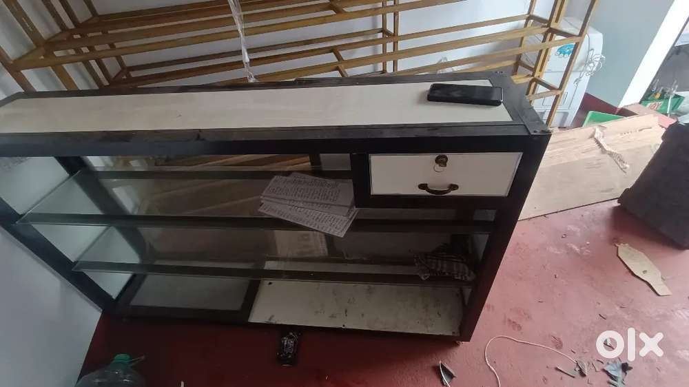 Weighing machine with printed new and counter and showcase