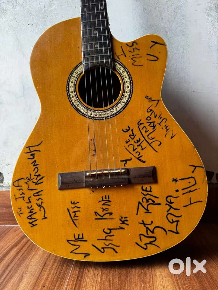 Guitar ha bht aache condition me uniq sound ke sath me quality sound