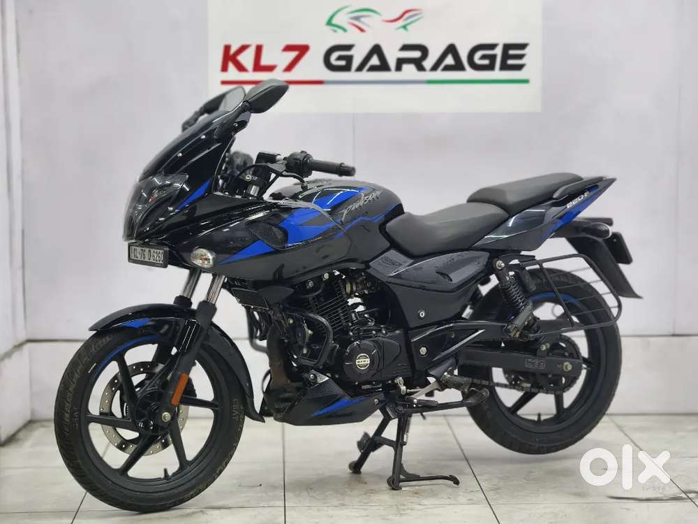BAJAJ PULSAR 220 F