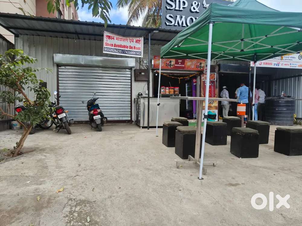 Spacious shops with good space in front