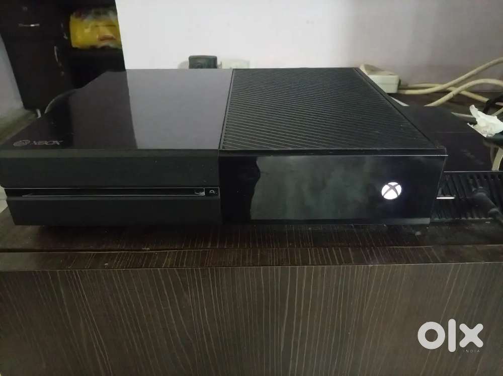 Xbox One complete set with a game for Sale