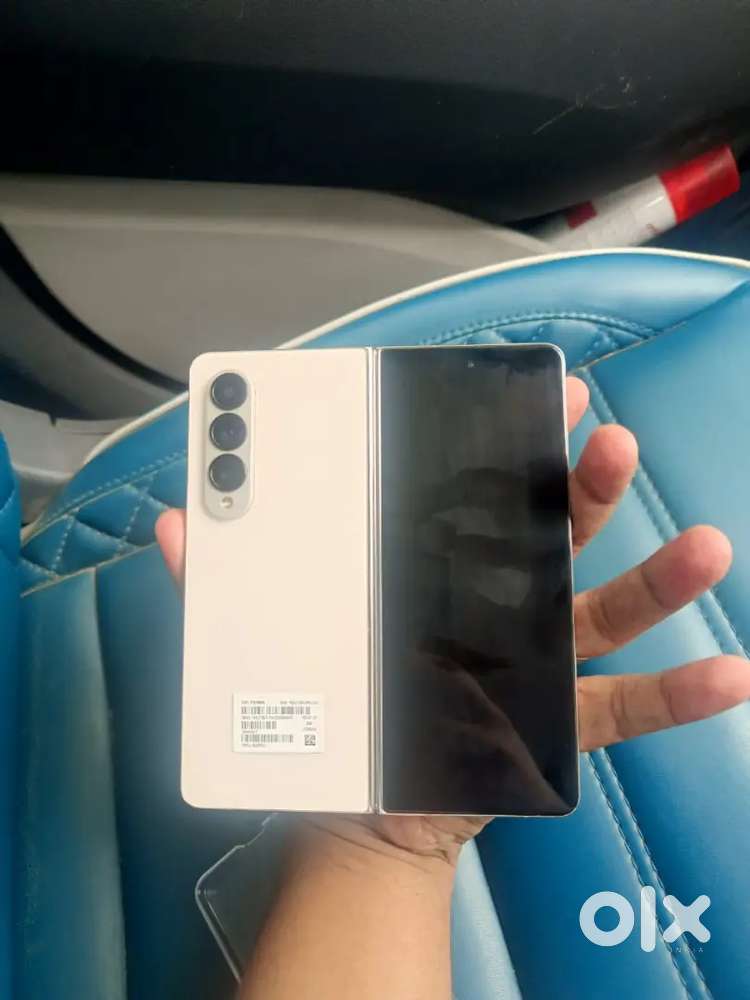 Z fold 4, inner display me line hai, box bill cable, 5 month old