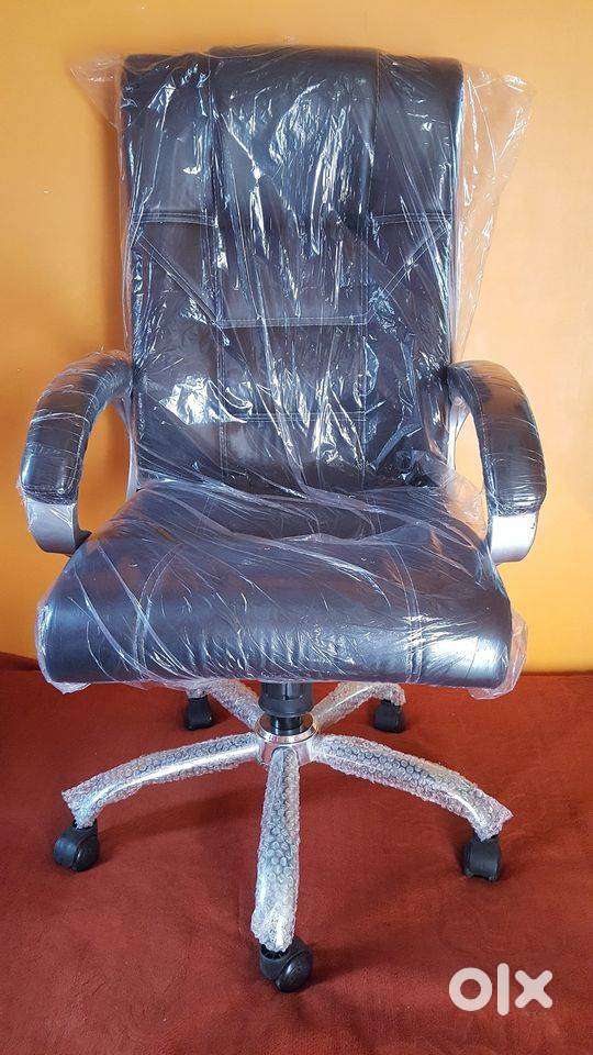 BRAND NEW OFFICE/BOSS CHAIR. (TRIPLE LAYER COUSHIONING)