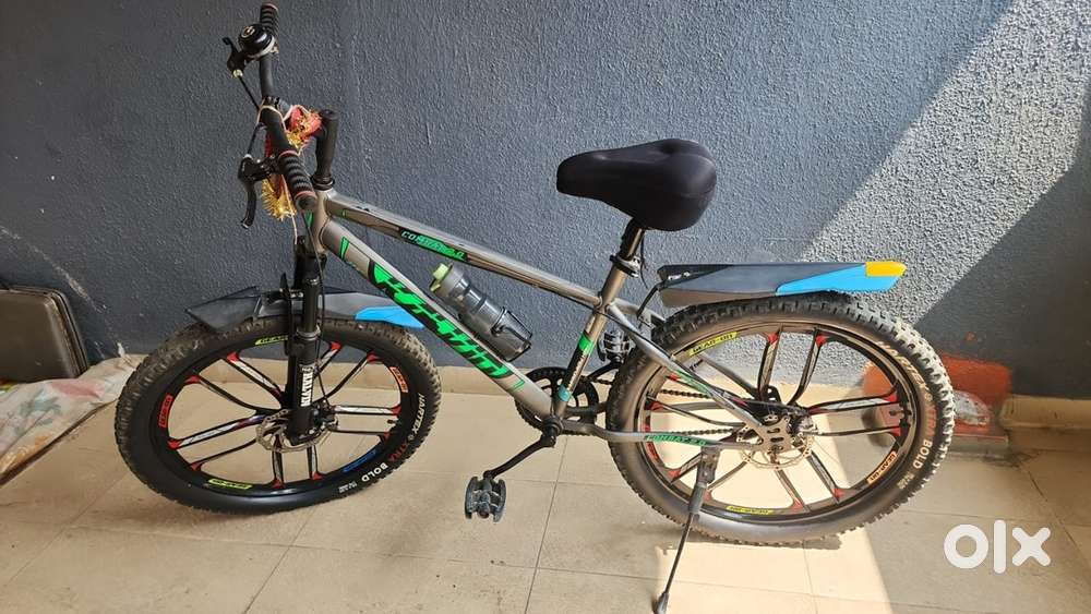 Cycle with disc brakes front and back