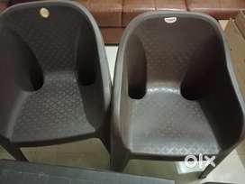 2 chairs to table plastic Good quality and good condition