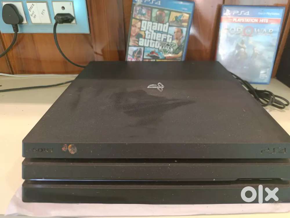 Sony PS4 PRo 4K 1TB excellent condition