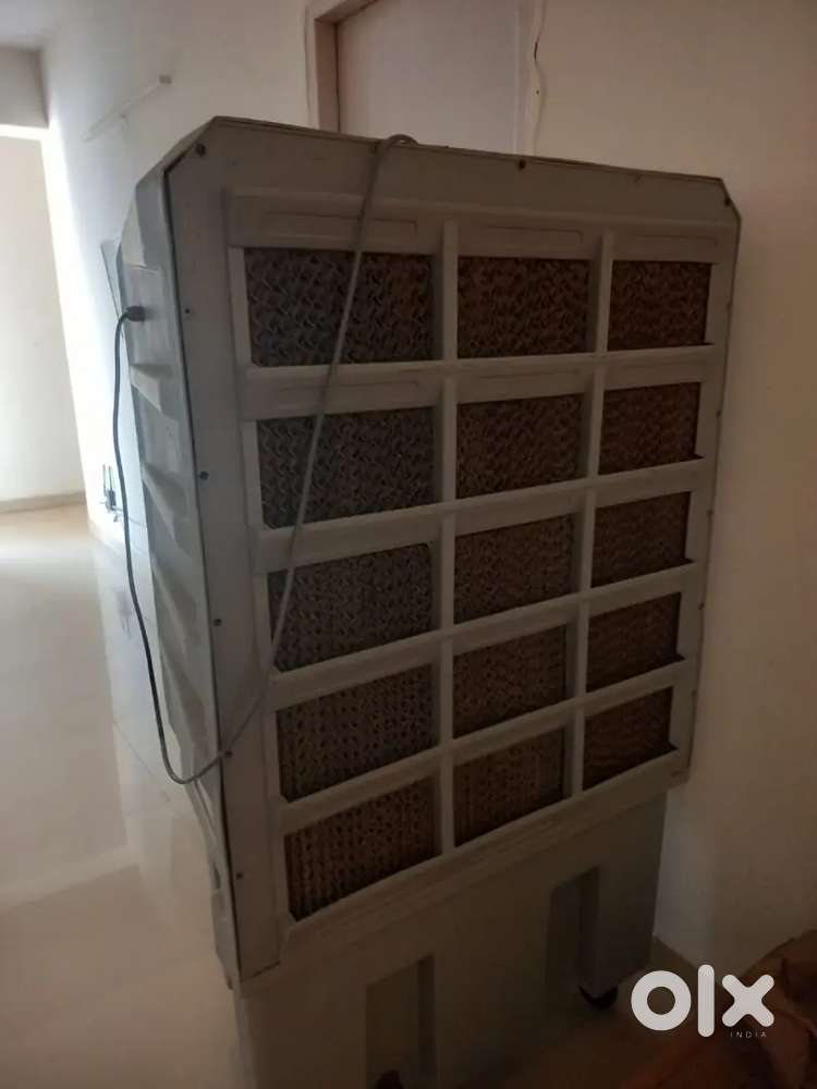 Honeycomb design 150L Jumbo Cooler  selling for 5000 only