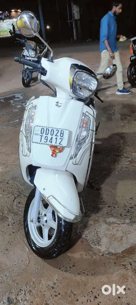 I WANT SELLING MY ACCESS 125 WHITH COLOUR
