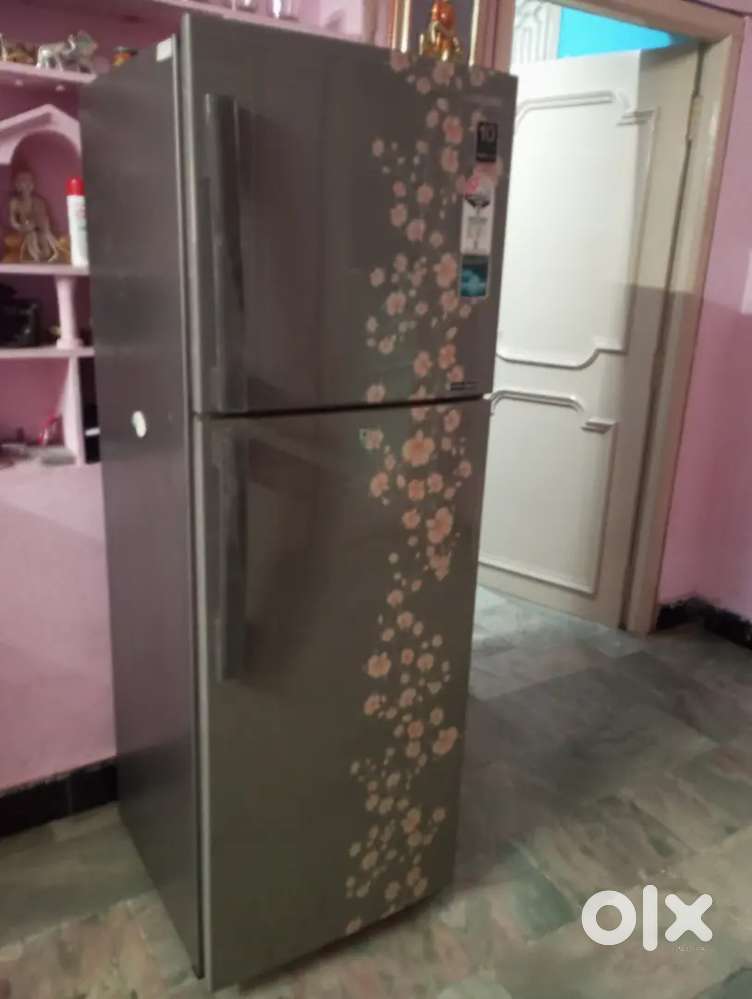 SAMSUNG 300 liters inverter fridge. Running condition