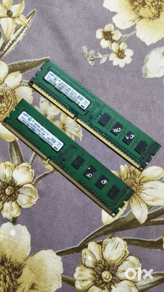 2x DDR 3 RAM (2 GB each)