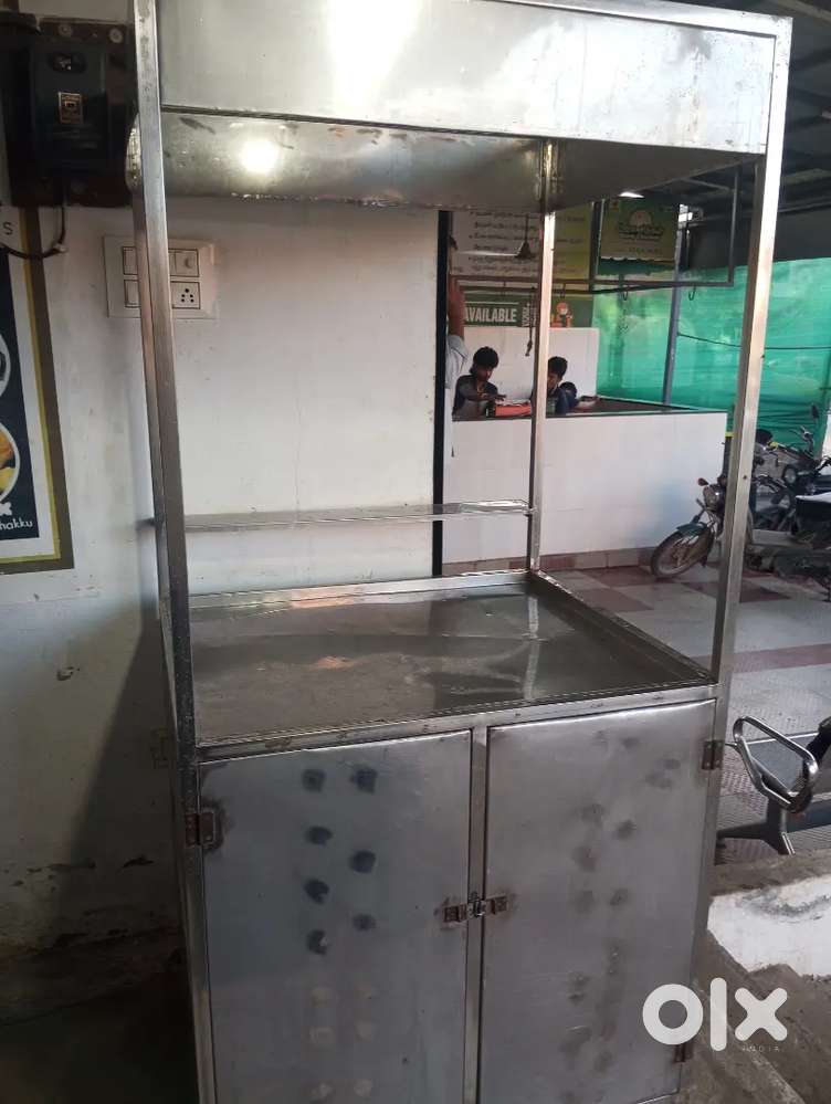 Stainless steel stall table with doors